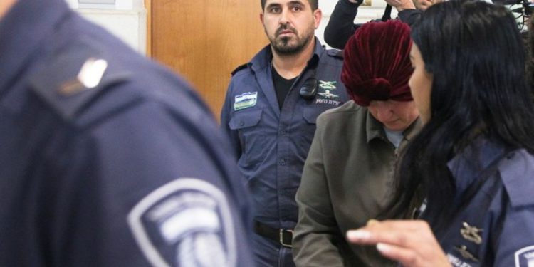 Malka Leifer, ex directora de una escuela australiana que es buscada en Australia bajo sospecha de abuso sexual de estudiantes, camina en el corredor del Tribunal de Distrito de Jerusalén acompañado por guardias del Servicio de Prisiones de Israel, en Jerusalén, el 14 de febrero de 2018. Foto: Reuters / Ronen Zvulun / Archivo.