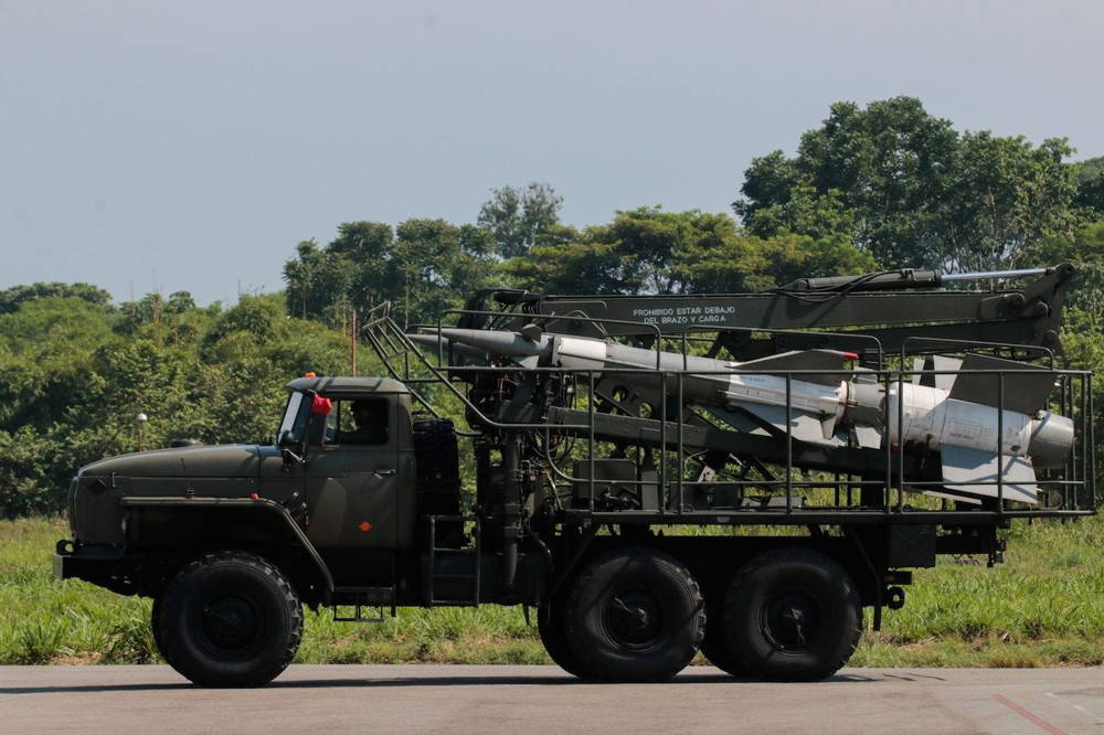 Aviones de combate de Rusia y EE. UU. se ciernen sobre la disputada de Venezuela con Colombia