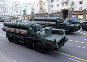 FOTO DE ARCHIVO: los militares rusos se sientan en las cabinas de los sistemas de defensa antimisiles S-400 antes de un desfile que conmemora el aniversario de la victoria sobre la Alemania nazi en la Segunda Guerra Mundial, en el centro de Moscú, Rusia, el 29 de abril de 2019. REUTERS / Tatyana Makeyeva / File Foto