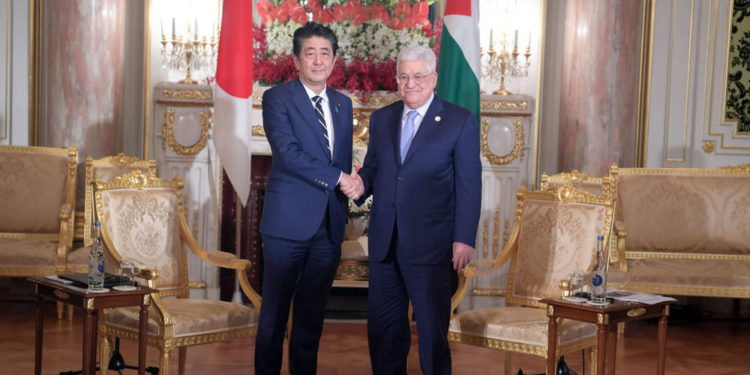 El presidente de la Autoridad Palestina, Mahmoud Abbas, y el primer ministro japonés, Shinzo Abe, se reunieron el 21 de octubre de 2019 en Tokio. (Crédito: Wafa)