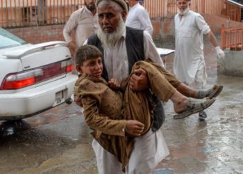 Un voluntario lleva a un joven herido al hospital, luego de una explosión de bomba en el distrito de Haska Mina de la provincia de Nangarhar el 18 de octubre de 2019. (Noorullah Shirzada / AFP)