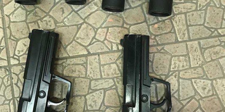 Esta foto sin fecha publicada por la policía el 6 de octubre de 2019 muestra armas y binoculares encontrados durante una redada en la casa de un hombre del pueblo beduino sureño de Tel Sheva sospechoso de querer luchar por el grupo yihadista del Estado Islámico en Siria. (Policía de Israel)