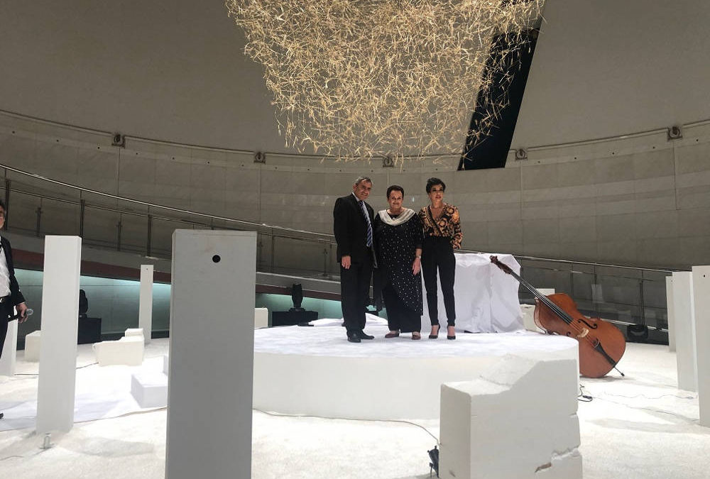 El ministro de Asuntos y Patrimonio de Jerusalem, Zeev Elkin, con el embajador israelí en Japón, Yaffa Ben-Ari, y el artista israelí Dikla | Foto: Ministerio de Asuntos y Patrimonio de Jerusalem