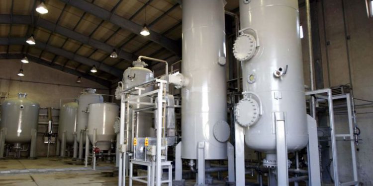 oto de archivo que muestra el interior de la instalación de producción de agua pesada de Arak en Arak, Irán, 27 de octubre de 2004. (AP / Fars News Agancy, File)