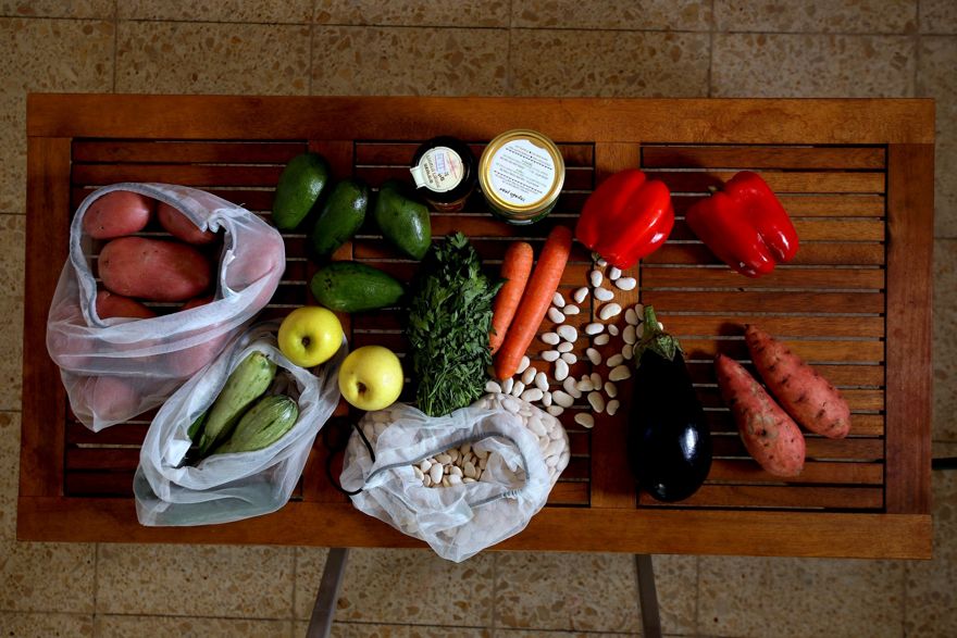 Comestibles comprados por la familia Hermesh, que contienen cero plástico. Foto: Ilan Assayag