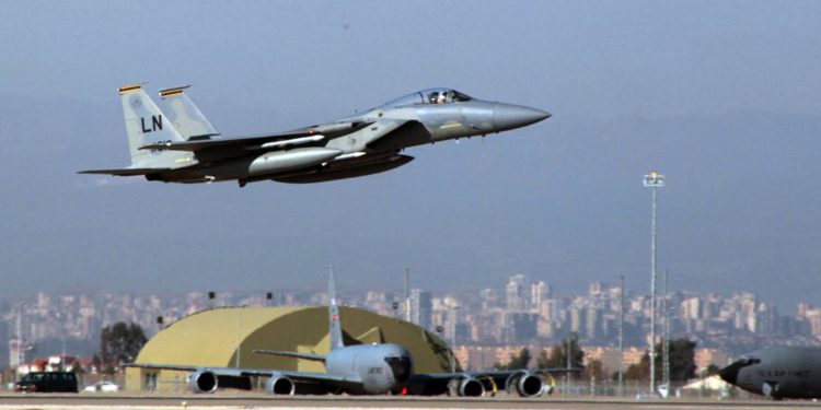 Un avión de combate F15 de la Fuerza Aérea de los EE. UU. Despega en la Base Aérea Incirlik cerca de Adana, Turquía, el martes 15 de diciembre de 2015. (Foto AP)