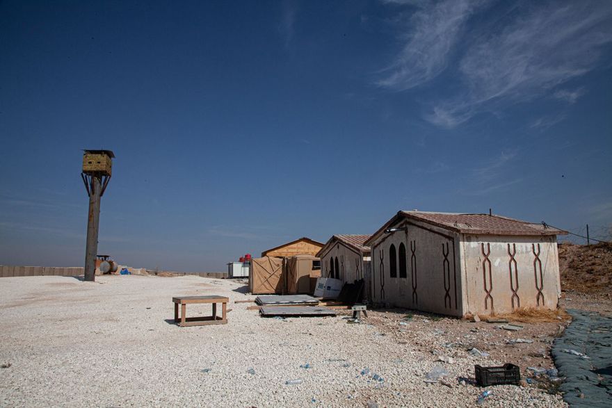 La base en Tel Arqam, Siria, en la frontera con Turquía. Las fuerzas estadounidenses estacionadas aquí hasta el lunes sirvieron como amortiguador entre las fuerzas turcas y kurdas. FOTO: THE WALL STREET JOURNAL