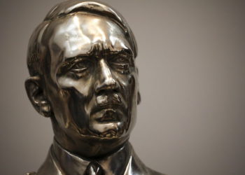 Un busto del líder nazi Adolf Hitler descubierto por la policía en 2017 se muestra en una conferencia de prensa en Buenos Aires, el miércoles | Foto: AP / Natacha Pisarenko