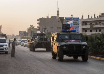Las fuerzas rusas patrullan en la ciudad de Amuda, en el norte de Siria, el jueves 24 de octubre de 2019. Las fuerzas sirias, los asesores militares rusos y la policía militar se están desplegando en una zona de 30 kilómetros (19 millas) de profundidad a lo largo de gran parte de la frontera noreste, bajo Un acuerdo alcanzado el martes por Rusia y Turquía. (Foto AP / Baderkhan Ahmad)