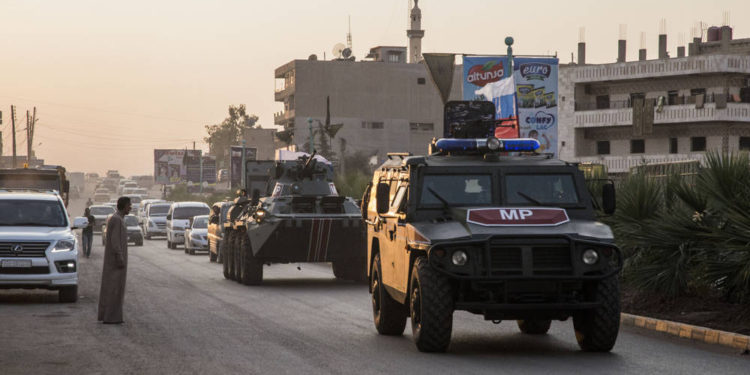 Las fuerzas rusas patrullan en la ciudad de Amuda, en el norte de Siria, el jueves 24 de octubre de 2019. Las fuerzas sirias, los asesores militares rusos y la policía militar se están desplegando en una zona de 30 kilómetros (19 millas) de profundidad a lo largo de gran parte de la frontera noreste, bajo Un acuerdo alcanzado el martes por Rusia y Turquía. (Foto AP / Baderkhan Ahmad)