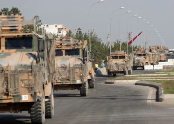 Vehículos militares turcos son vistos en la ciudad fronteriza turca de Ceylanpinar en la provincia de Sanliurfa, viernes | Foto: Reuters / Murad Sezer