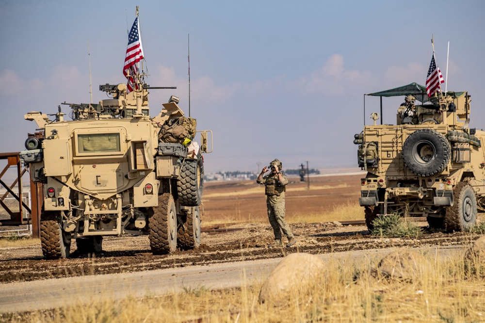 Un convoy de vehículos militares estadounidenses atraviesa la ciudad de Qahtaniyah, en el noreste de Siria, en la frontera con Turquía el 31 de octubre de 2019 (Delil SOULEIMAN / AFP)
