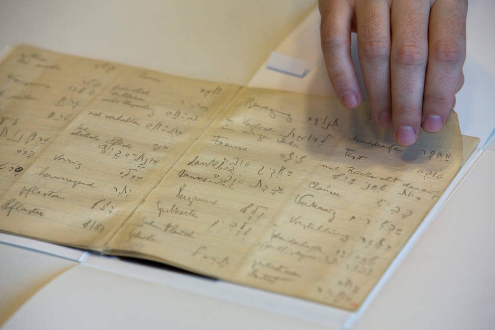 Foto de archivo: un funcionario de la biblioteca muestra el cuaderno de vocabulario hebreo del célebre autor Franz Kafka en la Biblioteca Nacional de Israel en Jerusalén, 5 de octubre de 2014. Crédito: AP