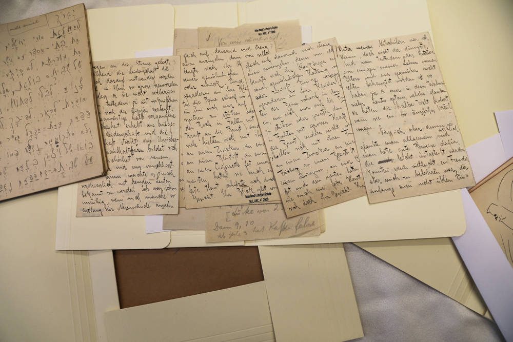 Los documentos, parte de una colección de escritos de Franz Kafka en hebreo, se exhiben en la Biblioteca Nacional de Israel en Jerusalén, el 7 de agosto de 2019. AMMAR AWAD / REUTERS