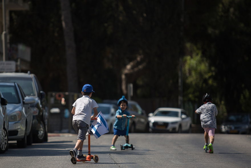 Los niños israelíes aprovechan los caminos vacíos en Jerusalén en Iom Kipur, el Día de la Expiación. 19 de septiembre de 2018. (Hadas Parush / Flash90)