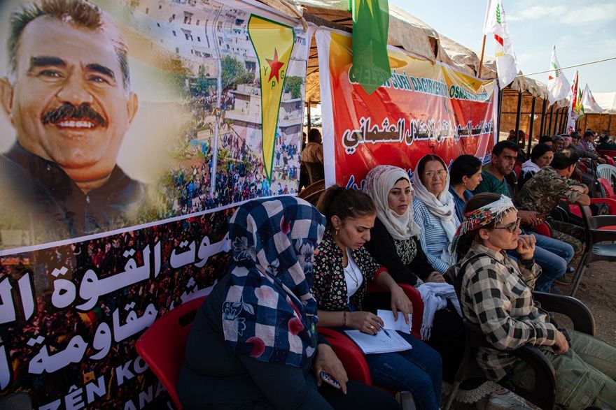 Los residentes kurdos miran hacia Turquía en un mitin en Ras al-Ayn el martes. FOTO: THE WALL STREET JOURNAL