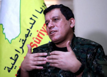 En esta foto del 24 de enero de 2019, Mazloum Abdi (Kobani), comandante en jefe de las Fuerzas Democráticas Sirias (SDF), habla con AFP durante una entrevista en el campo a las afueras de la ciudad de Hasakah en el noreste de Siria. (Delil Souleiman / AFP)