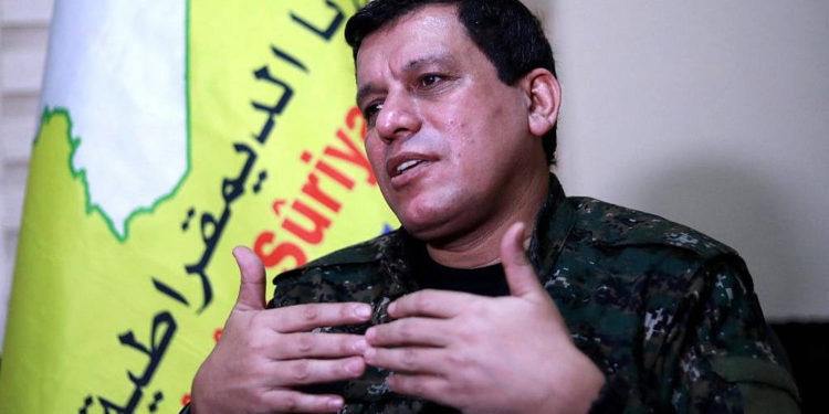 En esta foto del 24 de enero de 2019, Mazloum Abdi (Kobani), comandante en jefe de las Fuerzas Democráticas Sirias (SDF), habla con AFP durante una entrevista en el campo a las afueras de la ciudad de Hasakah en el noreste de Siria. (Delil Souleiman / AFP)