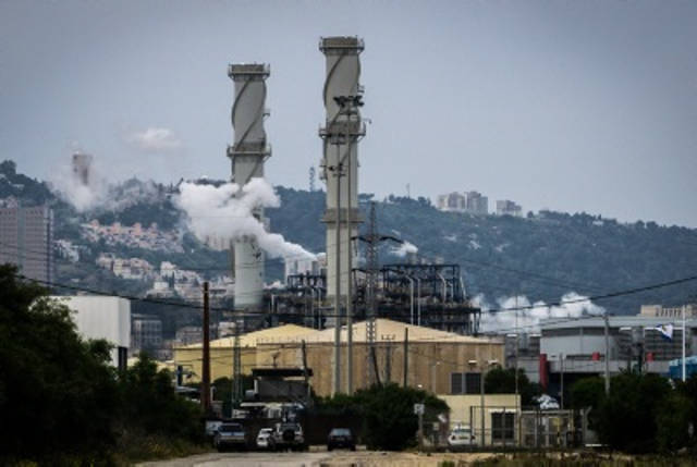 Contaminación en la ciudad norteña israelí de Haifa, 15 de abril de 2015. (Basel Awidat / Flash90)