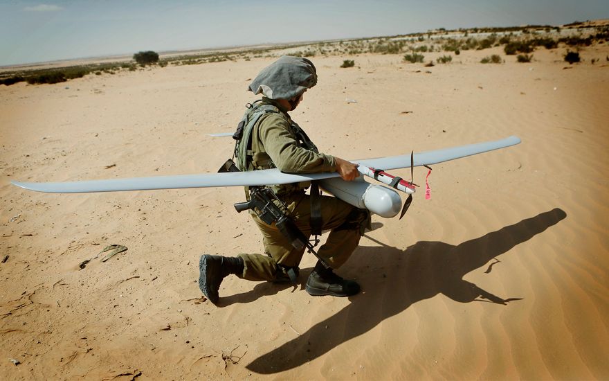 Un soldado de las FDI con un avión no tripulado Skylark durante un simulacro en la base del ejército Tzelim, 5 de agosto de 2013. (Miriam Alster / Flash90)