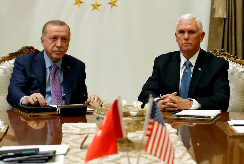 El vicepresidente de los Estados Unidos, Mike Pence, se reúne con el presidente turco, Tayyip Erdogan, en el Palacio Presidencial de Ankara, Turquía, el 17 de octubre de 2019. (Crédito de la foto: REUTERS / HUSEYIN ALDEMIR / FOTO DE ARCHIVO)