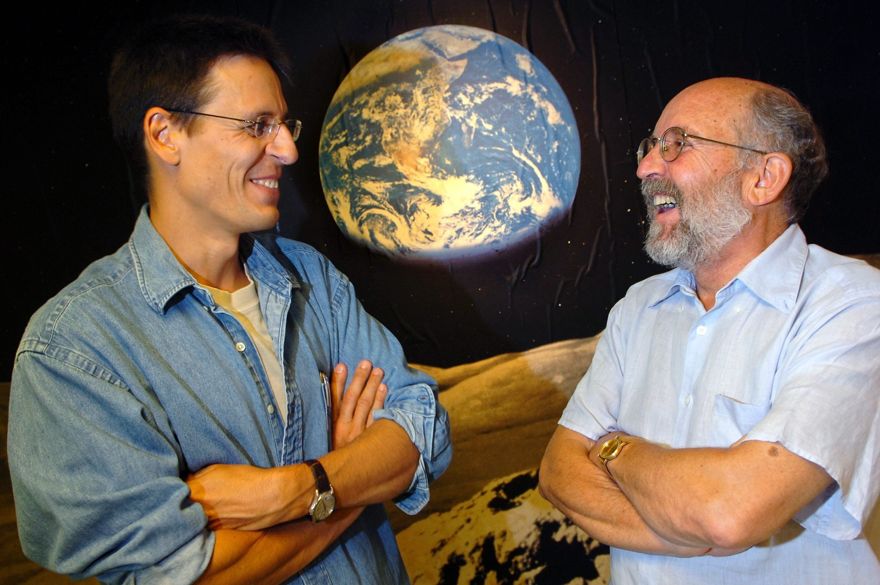 En esta foto de archivo del jueves 11 de agosto de 2005, los astrónomos suizos Michel Mayor, derecha, y Didier Queloz, izquierda, posan para el fotógrafo en el Observatorio Astronómico de la Universidad de Ginebra. El Premio Nobel de Física 2019 se otorgó a James Peebles "por descubrimientos teóricos en cosmología física", y la otra mitad conjuntamente a Michel Mayor y Didier Queloz "por el descubrimiento de un exoplaneta que orbita una estrella de tipo solar", dijo el profesor Goran. Hansson, secretario general de la Real Academia de Ciencias de Suecia que elige a los galardonados. (Laurent Gillieron, Keystone vía AP)