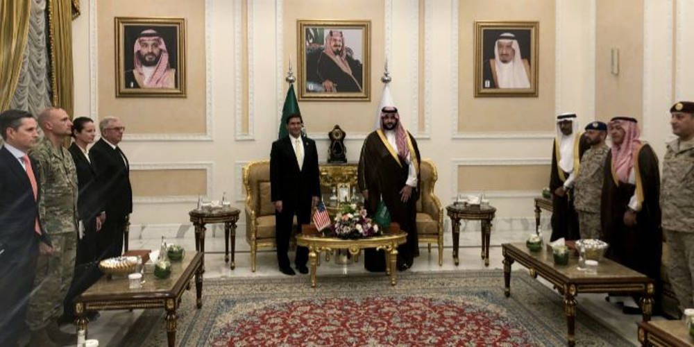 El Secretario de Defensa de los Estados Unidos, Mark Esper, es recibido por el Viceministro de Defensa de Arabia Saudita, el Príncipe Khalid bin Salman, en Riad, Arabia Saudita, el 21 de octubre de 2019. Foto: REUTERS / Idrees Ali.