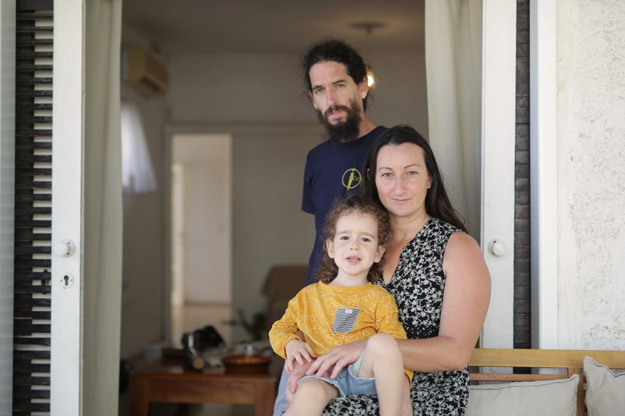 Esti Hermesh con su pareja e hijo en su casa de Ashkelon. Foto: Ilan Assayag