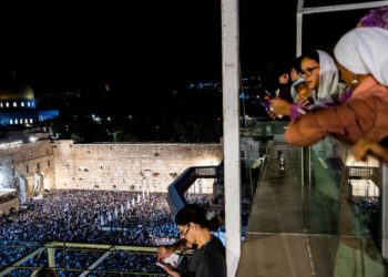 Miles de personas asisten a la oración de perdón (Selichot), en el Muro de los Lamentos en la Ciudad Vieja de Jerusalén a principios del 8 de octubre de 2019, antes del próximo Día Judío de Expiación, Yom Kippur. (Yonatan Sindel / Flash90)