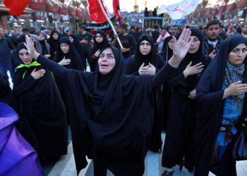 Los peregrinos chiítas iraníes realizan sus rituales alrededor del santuario sagrado del Imam Hussein antes del festival Arbaeen en Karbala, Iraq, 18 de octubre de 2019. (Foto AP / Hadi Mizban)