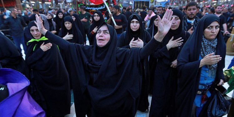 Los peregrinos chiítas iraníes realizan sus rituales alrededor del santuario sagrado del Imam Hussein antes del festival Arbaeen en Karbala, Iraq, 18 de octubre de 2019. (Foto AP / Hadi Mizban)