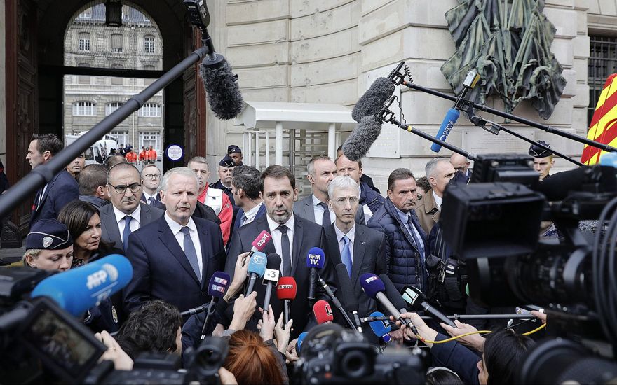 El ministro del Interior francés, Christophe Castaner, centro, y el prefecto de policía de París Didier Lallement, justo al lado de Castaner, dan una conferencia de prensa frente a la sede de la policía de París, el 3 de octubre de 2019 en París. (Foto AP / Kamil Zihnioglu)