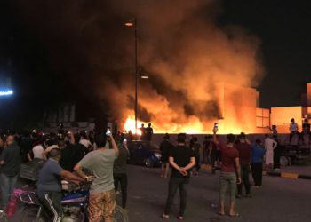 Los manifestantes incendiaron el edificio del movimiento Hikma durante una protesta por desempleo, corrupción y servicios públicos deficientes, en Najaf, Iraq, 2 de octubre de 2019. (Crédito de la foto: REUTERS / ABDULLAH DHIAA AL-DEEN)