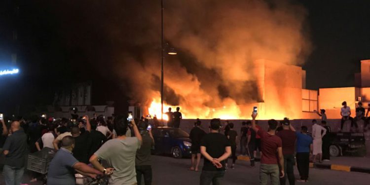 Los manifestantes incendiaron el edificio del movimiento Hikma durante una protesta por desempleo, corrupción y servicios públicos deficientes, en Najaf, Iraq, 2 de octubre de 2019. (Crédito de la foto: REUTERS / ABDULLAH DHIAA AL-DEEN)