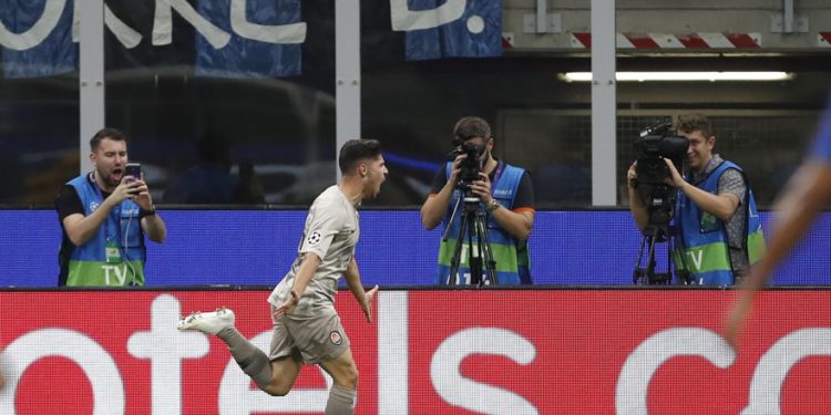 El jugador de fútbol israelí Manor Solomon celebra después del gol ganador para su equipo ucraniano Shakhtar Donetsk durante el partido de fútbol del grupo C de la Liga de Campeones entre el Atalanta de Italia y Shakhtar Donetsk en el estadio de San Siro en Milán, Italia, 1 de octubre de 2019. (Foto AP / Antonio Calanni)