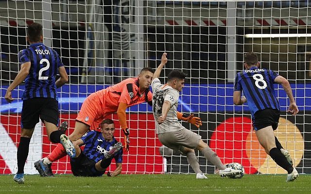 El jugador de fútbol israelí Manor Solomon, centro derecha, marca el gol ganador para su equipo ucraniano Shakhtar Donetsk durante el partido de fútbol del grupo C de la Liga de Campeones entre el italiano Atalanta y Shakhtar Donetsk en el estadio de San Siro en Milán, Italia, 1 de octubre de 2019. (AP Foto / Antonio Calanni)