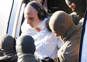 Stephan Balliet, el sospechoso del tiroteo de Halle, sale de un helicóptero en la Corte Suprema Federal en Karlsruhe, sur de Alemania, 10 de octubre de 2019. (Uli Deck / dpa / AFP)