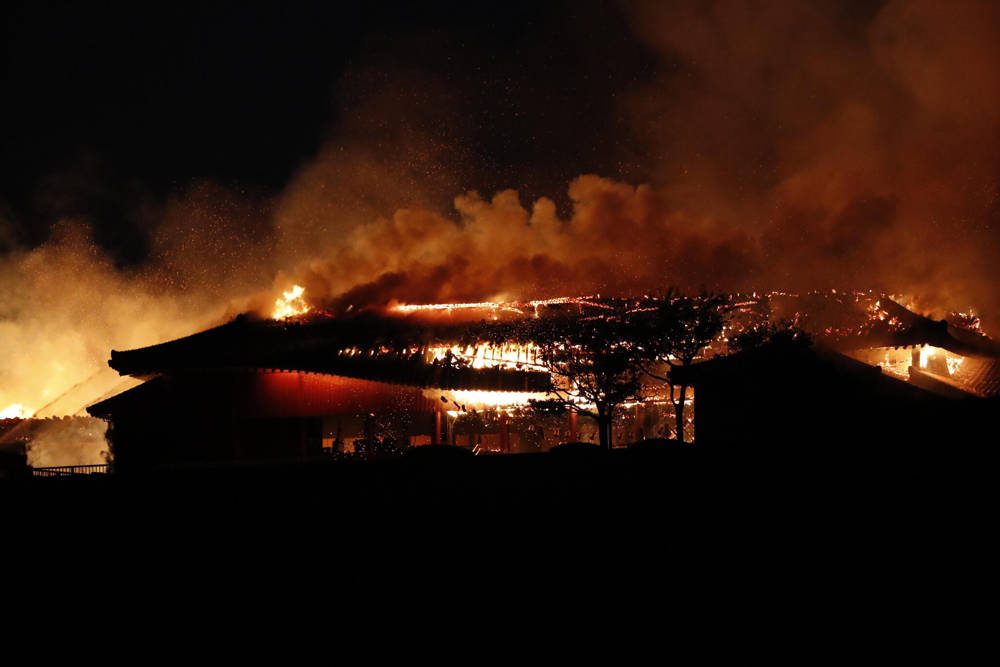 El jueves 31 de octubre de 2019 se levantó humo y llamas por la quema del castillo de Shuri en Naha, Okinawa, sur de Japón. Se produjo un incendio en el histórico castillo de Shuri en la isla de Okinawa, en el sur de Japón, casi destruyéndolo. (Jun Hirata / Kyodo News vía AP)