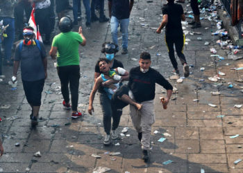 Un manifestante herido es trasladado a un hospital durante manifestaciones antigubernamentales en Bagdad, el martes | Foto: Foto AP / Khalid Mohammed