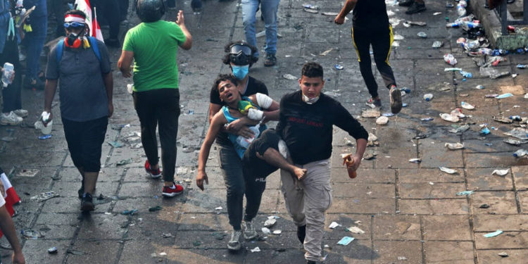 Un manifestante herido es trasladado a un hospital durante manifestaciones antigubernamentales en Bagdad, el martes | Foto: Foto AP / Khalid Mohammed