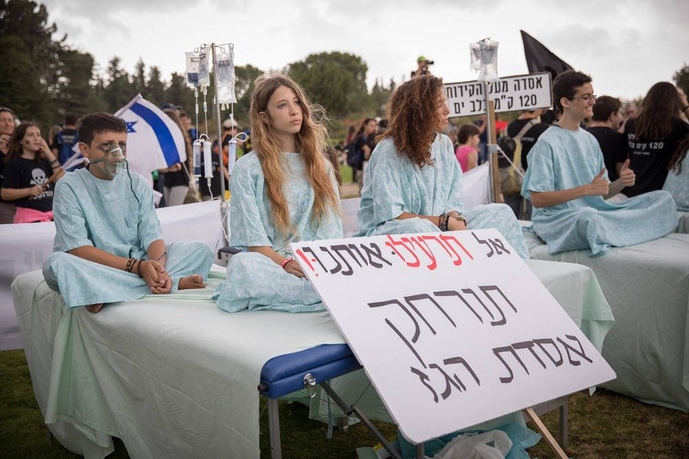 Israelíes que se manifiestan cerca de la Knéset, Jerusalén, contra una decisión de ubicar la plataforma de procesamiento de gas natural de Leviatán a diez kilómetros de la costa central de Israel, 12 de junio de 2018. (Noam Revkin Fenton / Flash90