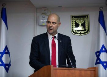 El ministro de Justicia, Amir Ohana, entrega una declaración a la prensa, en el Ministerio de Justicia en Jerusalem, el 29 de octubre de 2019. (Yonatan Sindel / Flash90)
