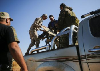 Combatientes sirios respaldados por Turquía se reúnen a lo largo de la frontera con Siria el 12 de octubre de 2019, mientras se preparan para participar en el asalto liderado por Turquía en el noreste de Siria. (Foto por Bakr ALKASEM / AFP)