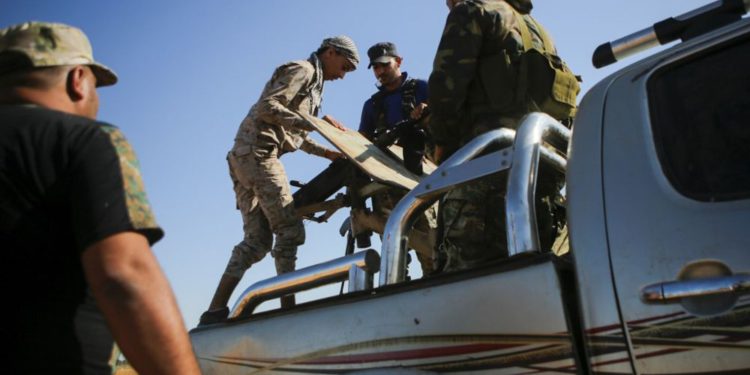 Combatientes sirios respaldados por Turquía se reúnen a lo largo de la frontera con Siria el 12 de octubre de 2019, mientras se preparan para participar en el asalto liderado por Turquía en el noreste de Siria. (Foto por Bakr ALKASEM / AFP)