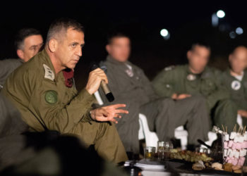 Jefe de Estado Mayor de las FDI, Teniente General. Aviv Kochavi en una reunión con los comandantes de la IAF. (Crédito de la foto: IDF SPOKESPERSON'S UNIT)