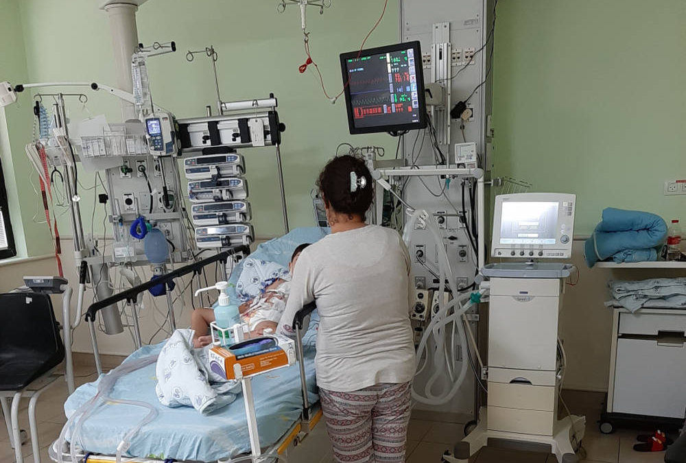 Una kurda siria cuidando a su hijo. (Crédito de la foto: CORTESÍA - CENTRO MÉDICO SHEBA)