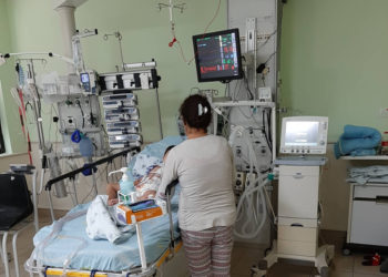 Una kurda siria cuidando a su hijo. (Crédito de la foto: CORTESÍA - CENTRO MÉDICO SHEBA)