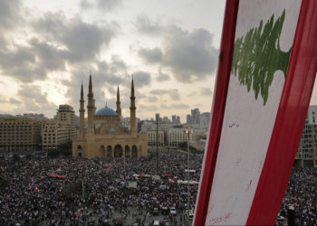 Manifestantes antigubernamentales gritan consignas en Beirut, Líbano, 20 de octubre de 2019. (Foto AP / Hassan Ammar)