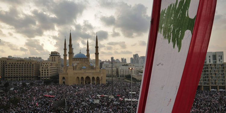 Manifestantes antigubernamentales gritan consignas en Beirut, Líbano, 20 de octubre de 2019. (Foto AP / Hassan Ammar)