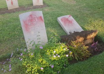 Tumbas vandalizadas en un cementerio militar británico en Haifa, 11 de octubre de 2019. (Policía de Israel)